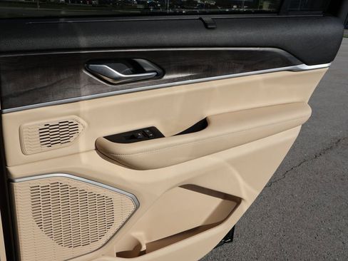 Used 2022 Jeep Grand Cherokee L Limited w/ Luxury Tech Group II image 18