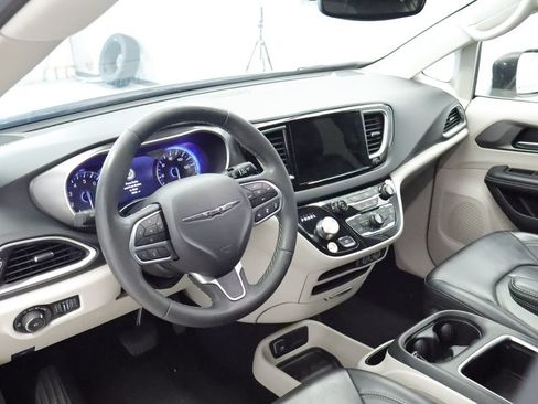Certified 2023 Chrysler Pacifica Touring-L FWD image 24