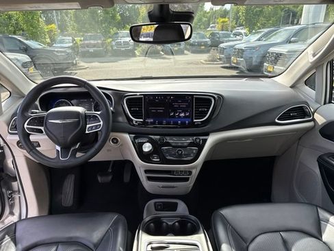 Used 2023 Chrysler Pacifica Touring-L FWD image 15