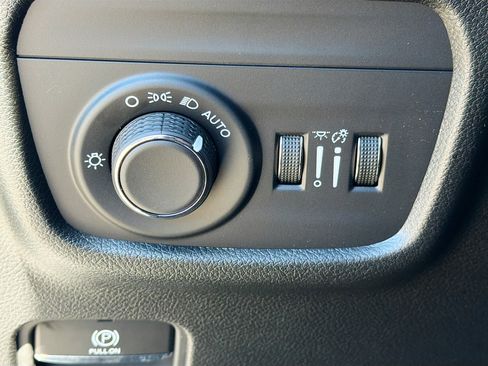 Used 2025 Jeep Grand Cherokee Laredo X image 30