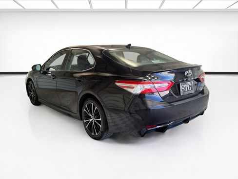 Used 2020 Toyota Camry SE FWD image 6