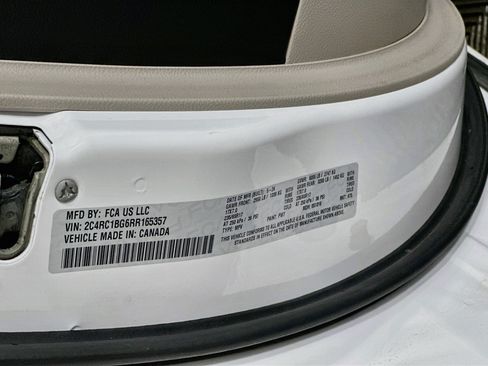 Used 2024 Chrysler Pacifica Touring-L FWD image 12
