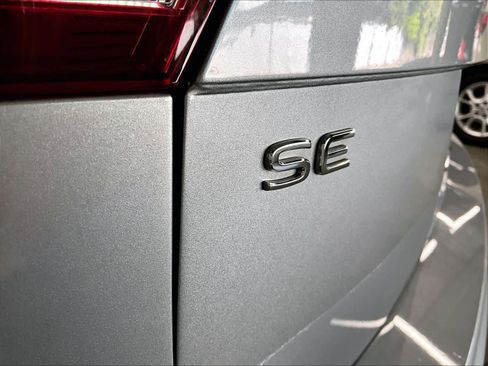 Used 2023 Volkswagen Tiguan SE w/ Panoramic Sunroof Package image 11