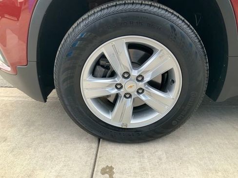 Used 2022 Chevrolet Trax LT w/ LT Convenience Package image 10