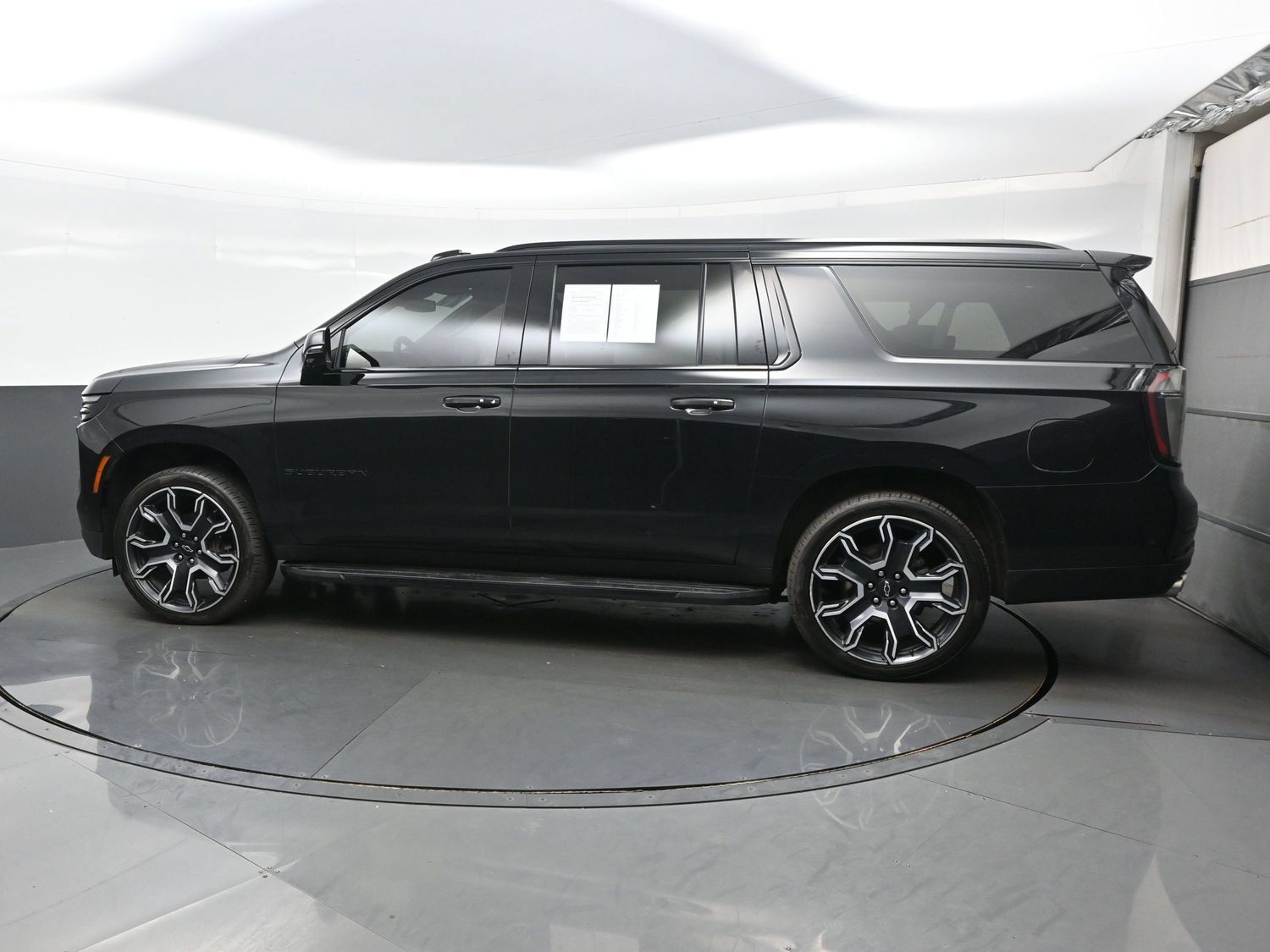 Used 2025 Chevrolet Suburban RST w/ RST Capability Package AWD/4WD image 4