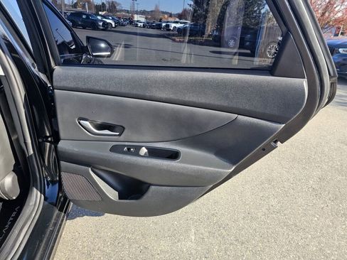 Used 2023 Hyundai Elantra Limited image 14