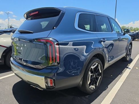 Certified 2024 Kia Telluride EX w/ EX Captain's Chair Package FWD image 16