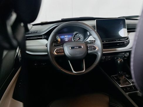 Used 2025 Jeep Compass Limited image 18