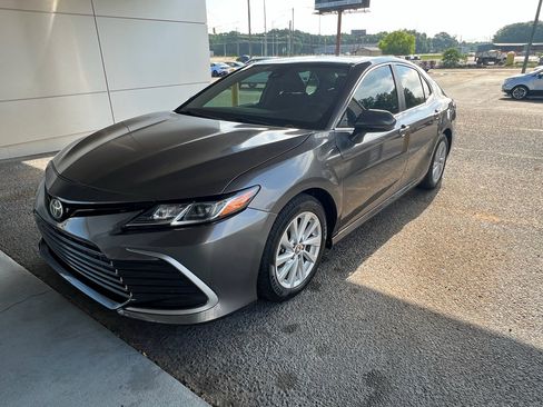Used 2023 Toyota Camry LE FWD image 5