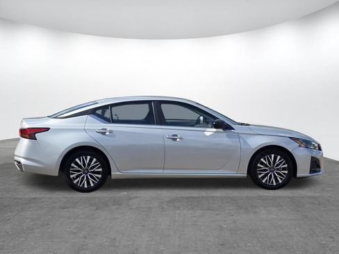 Used 2025 Nissan Altima 2.5 SV FWD image 3
