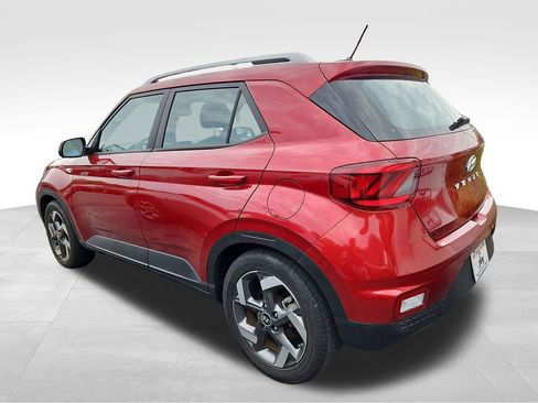 Used 2023 Hyundai Venue SEL FWD image 4