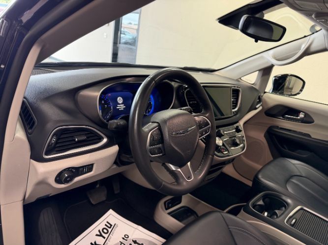 Used 2024 Chrysler Pacifica Touring-L FWD image 7