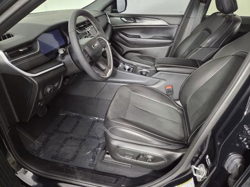 Used 2025 Jeep Grand Cherokee Altitude image 11