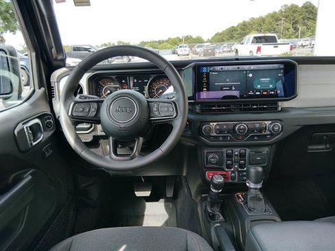 Used 2025 Jeep Gladiator Mojave AWD/4WD image 10
