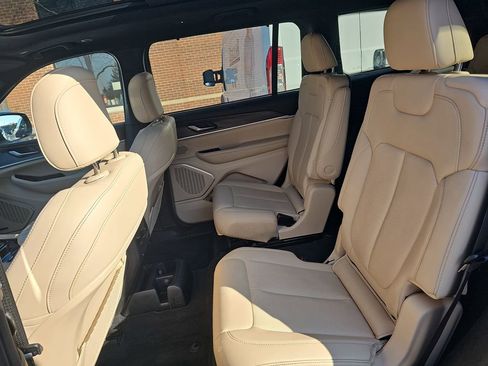 Used 2023 Jeep Grand Cherokee L Limited w/ Luxury Tech Group II image 16