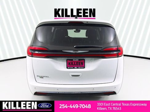 Used 2024 Chrysler Pacifica Touring-L FWD image 7