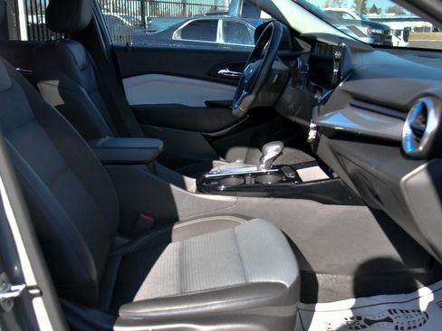 Used 2025 Chevrolet Trax LT w/ LT Convenience Package image 43