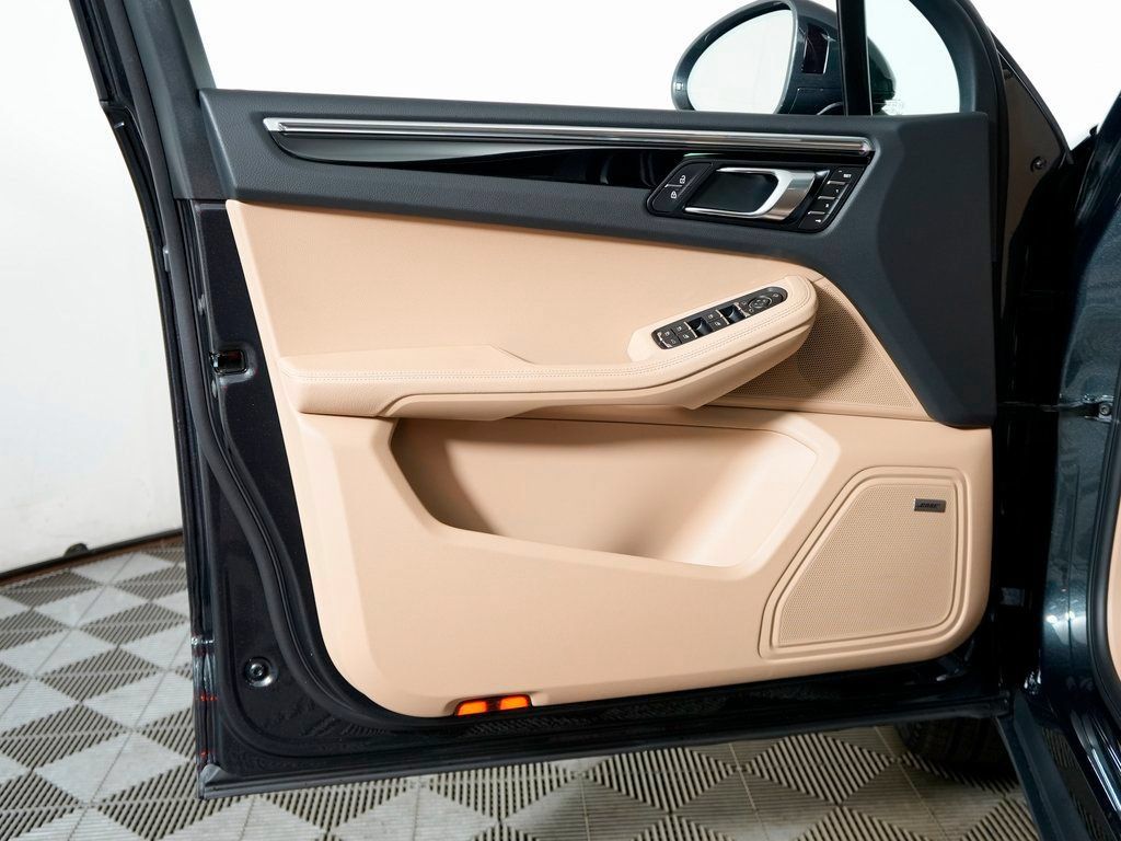 Certified 2026 Porsche Macan AWD/4WD image 13