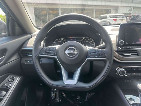 Used 2025 Nissan Altima 2.5 SV FWD image 12