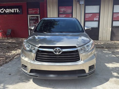 Used 2016 Toyota Highlander LE FWD image 2