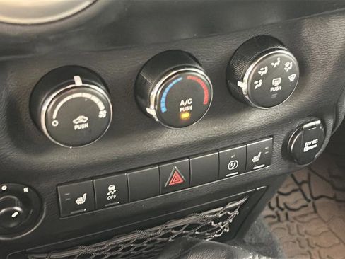 Used 2017 Jeep Wrangler Sahara w/ Connectivity Group AWD/4WD image 16