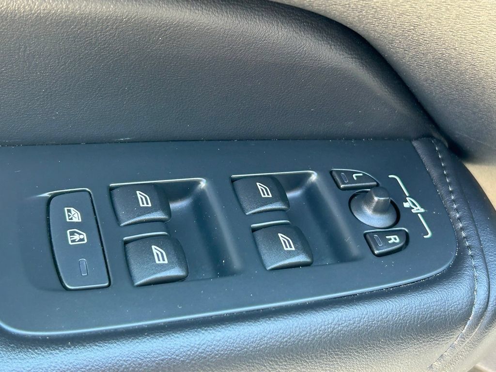 Used 2024 Volvo XC60 B5 Plus AWD/4WD image 21