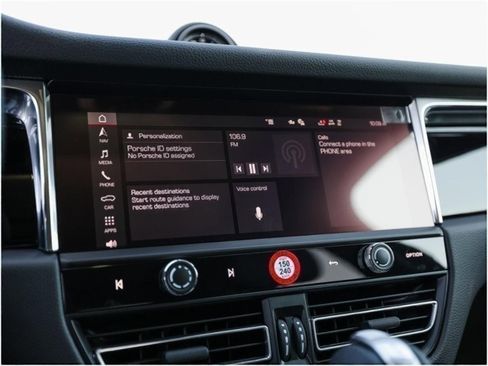 Certified 2025 Porsche Macan AWD/4WD image 18