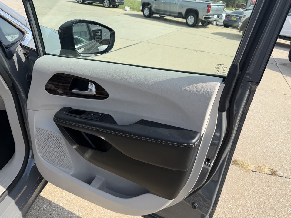 Used 2023 Chrysler Pacifica Limited FWD image 16