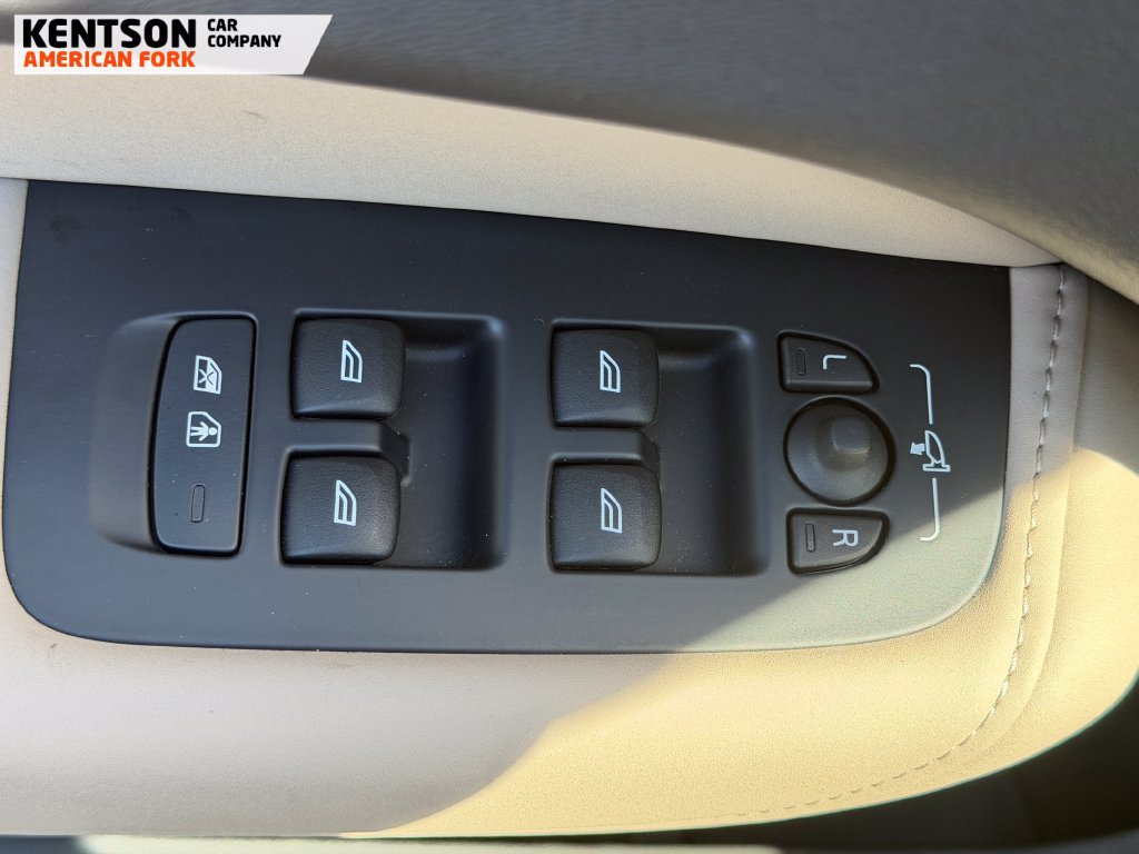 Used 2026 Volvo XC60 B5 Plus AWD/4WD image 19