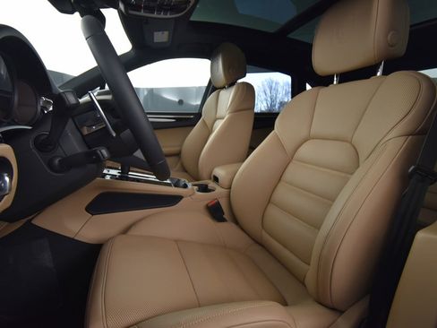 New 2026 Porsche Macan AWD/4WD image 5