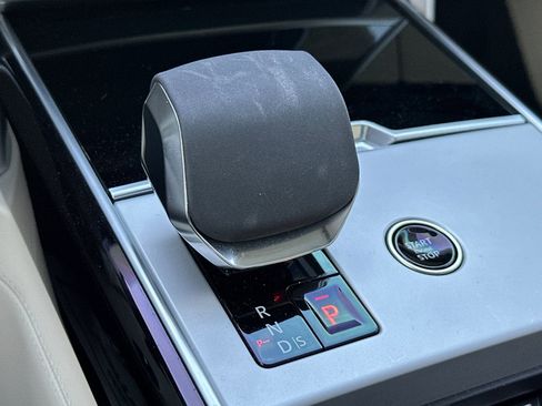 Used 2024 Land Rover Range Rover Long Wheelbase Autobiography image 24