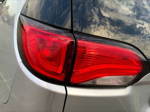 Used 2019 Chrysler Pacifica Limited w/ Advanced Safetytec Group FWD image 27