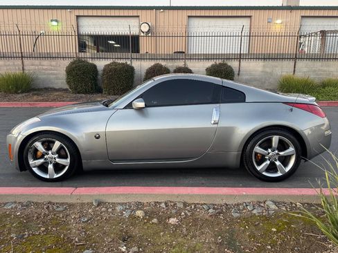 Used 2005 Nissan 350Z 35th Anniversary Edition w/ (N93) Cargo Convenience Pkg image 2