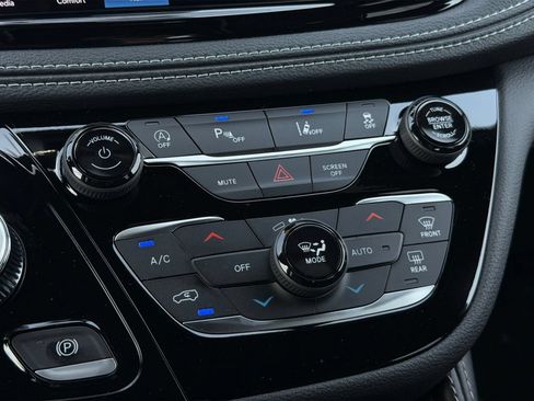 New 2027 Chrysler Pacifica Limited w/ S Appearance Package AWD/4WD image 10