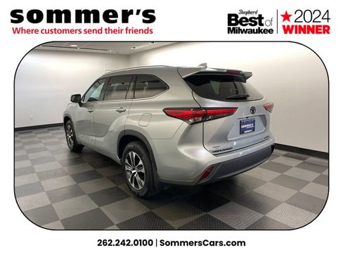 Used 2021 Toyota Highlander XLE image 3