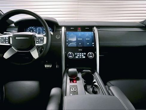 Certified 2025 Land Rover Discovery Dynamic SE image 18