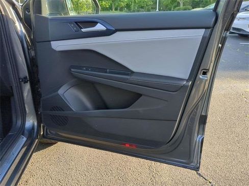 New 2024 Volkswagen Taos SE image 32