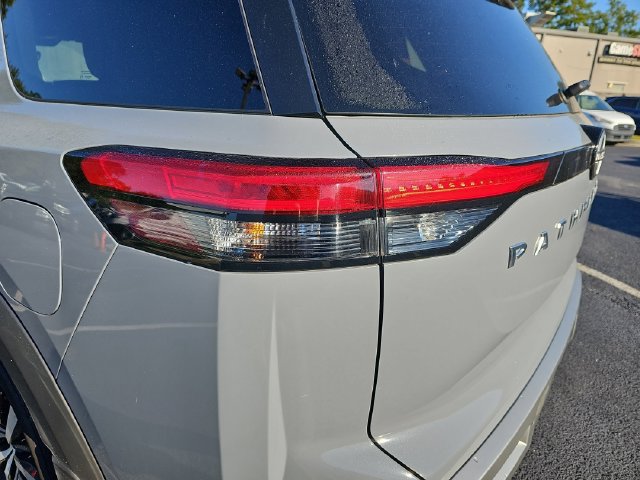 Used 2024 Nissan Pathfinder Platinum FWD image 40