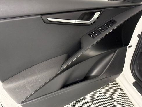 Used 2025 Kia Niro LX image 23