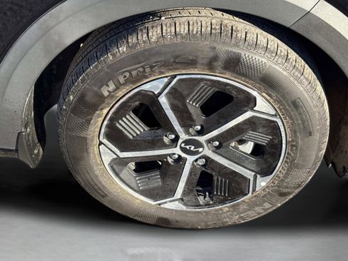 Used 2024 Kia Niro EX w/ EX Cold Weather Package image 10