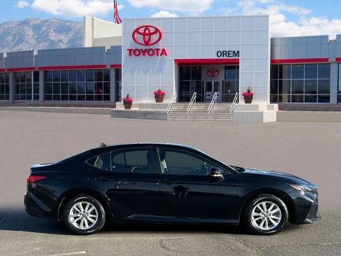Used 2025 Toyota Camry LE image 2