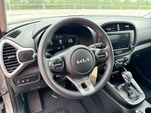 Used 2025 Kia Soul LX w/ LX Technology Package FWD image 11
