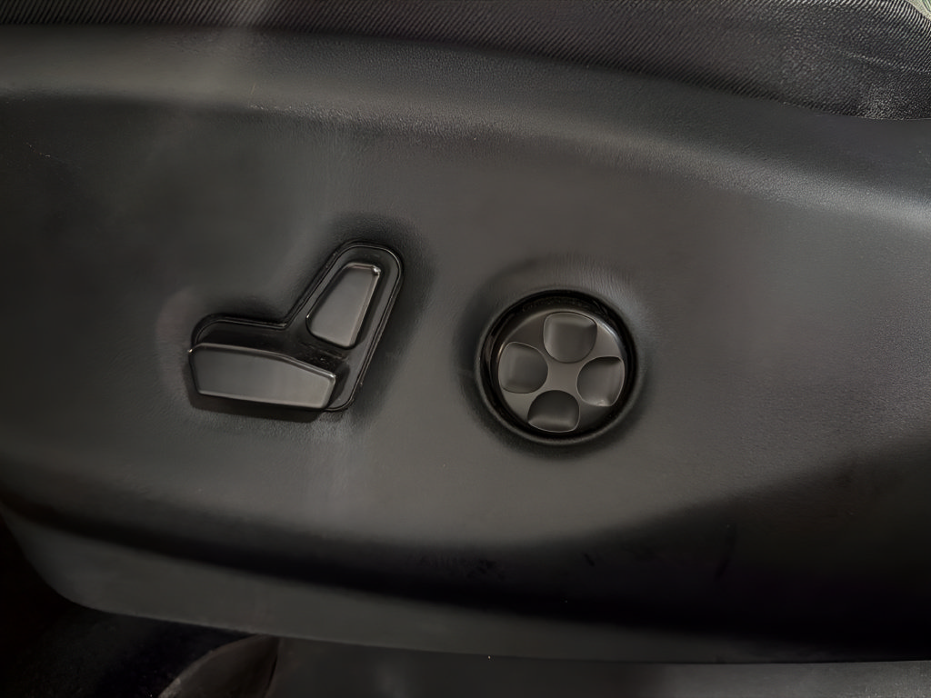 Used 2025 Chrysler Pacifica Limited FWD image 17