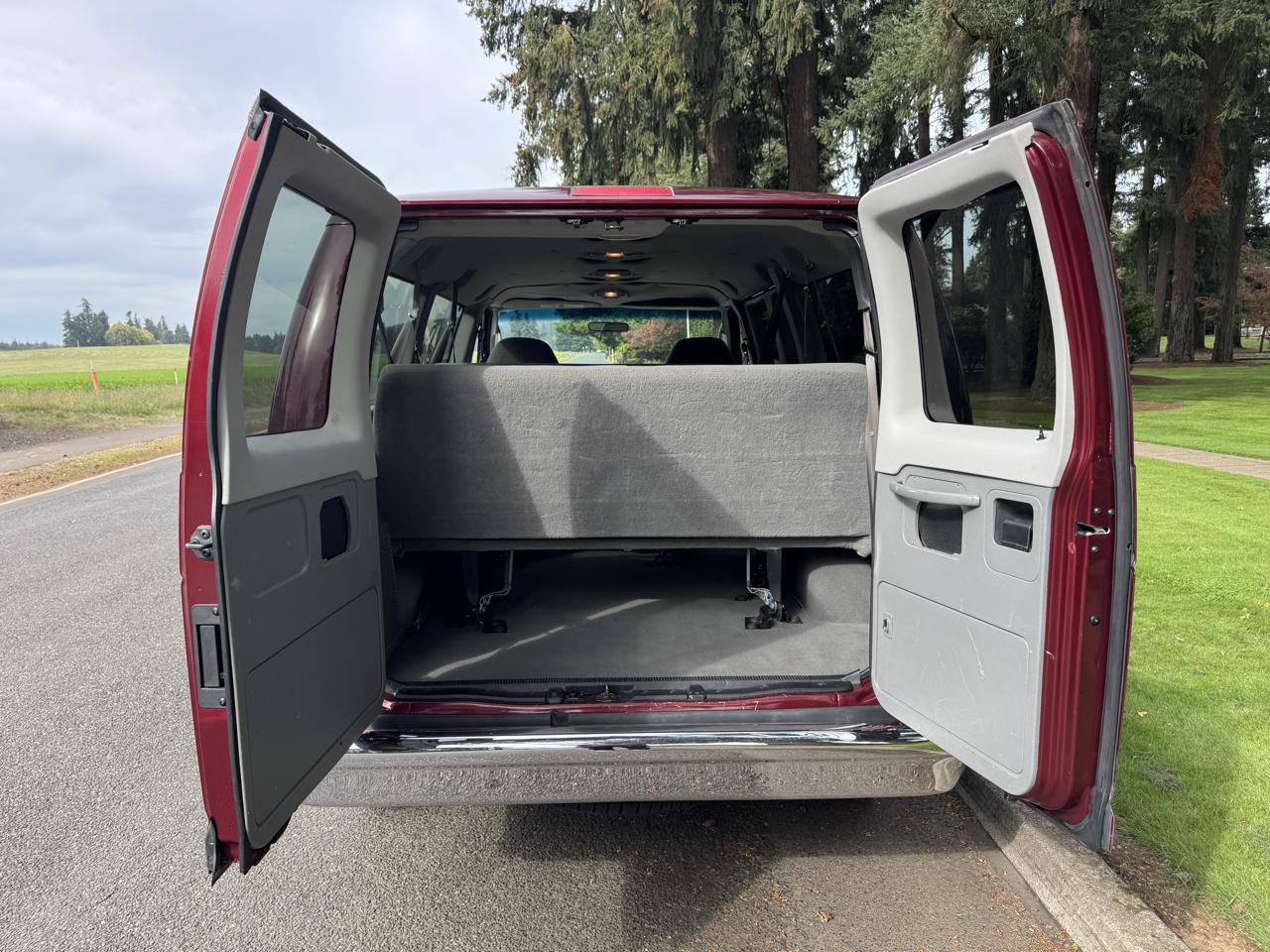Used 2006 Ford E-350 and Econoline 350 Super Duty Wagon RWD image 28