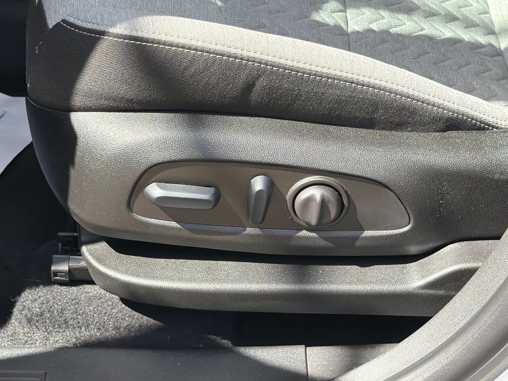 Used 2023 Chevrolet Equinox LT w/ Driver Convenience Package AWD/4WD image 15