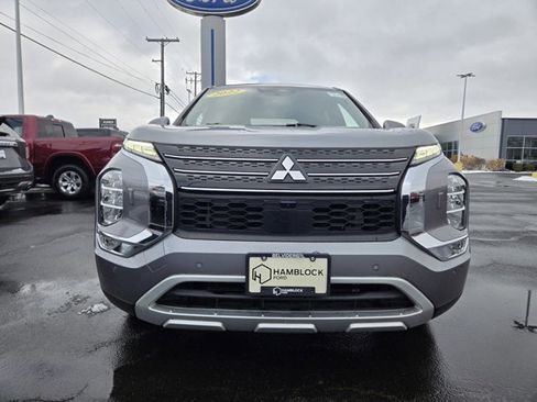 Used 2022 Mitsubishi Outlander SE image 39