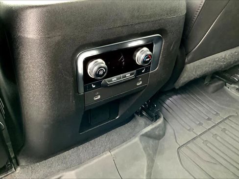 Used 2022 GMC Yukon SLT w/ SLT Luxury Package image 34