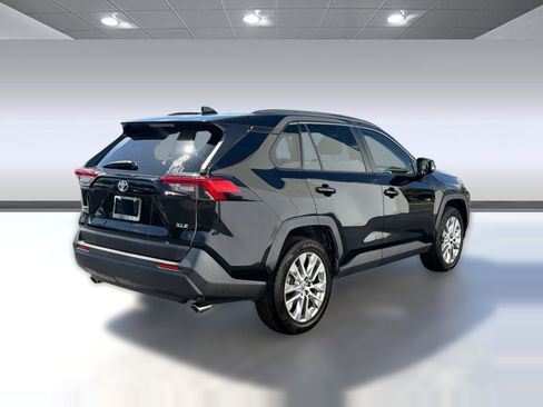 Used 2019 Toyota RAV4 XLE Premium w/ Cold Weather Package FWD image 9