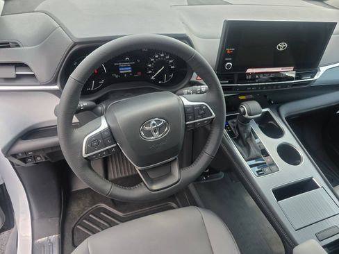 Used 2025 Toyota Sienna XLE FWD image 26