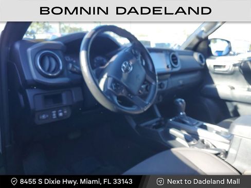 Used 2017 Toyota Tacoma SR image 11